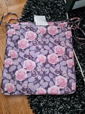 Stolsdynor Borgholm - Stolsdynor Borgholm. 35 ×35 ×2 cm. Två stycken.