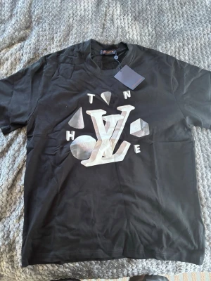 Svart T-shirt  - Svart T-shirt storlek small men rekommenderar till medium 