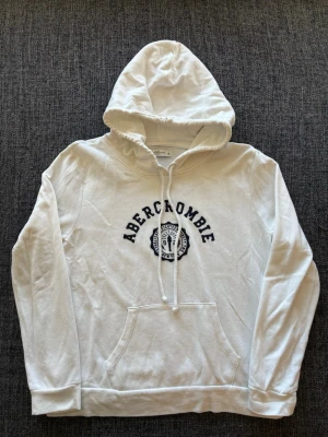 Abercrombie & fitch hoodie ~ vintage  - Sjukt eftertraktad Abercrombie & Fitch hoodie ~ vintage modell som inte längre produceras | st L | färg vit | klassisk passform | perfekt vintage piece | OBS kan gå ner lite i pris vid snabb affär! 🏄
