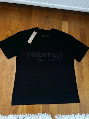 Essentials T-Shirt Svart, S - Säljer denna t-shirt i storlek S, men skulle säga att den är stor i storleken och passar perfekt även för en M! 