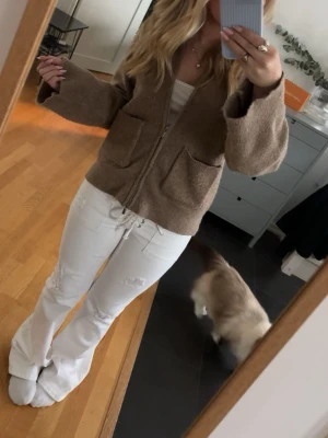 Vita lowwaist bootcut jeans - Säljer mina snygga vita jeans från Gina tricot i strl S då de inte kommer till användning längre. De är i bra skick men tyvärr lite missfärgade längst ner💕