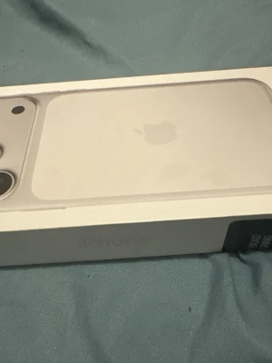 iPhone 17 Pro Max 256GB Silver – Helt ny, oöppnad - Säljer en helt ny och oöppnad iPhone 17 Pro Max 256GB i färgen Silver.  Jag fick telefonen i present men har själv alltid använt iPhone Pro-modellen och föredrar den mindre storleken. Pro Max känns helt enkelt för stor för mig, därför väljer jag att sälja den istället.  Telefonen är fortfarande oöppnad och förseglad. Kvitto från Elgiganten finns och medföljer vid köp.  Seriösa köpare är välkomna att höra av sig 😊