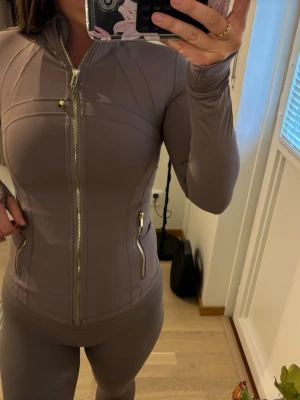 Lulu Lemon sett - Lulu lemon sett, i en fin grå/brun färg. Har även i svart! Lapparna finns kvar på både överdel och underdel 