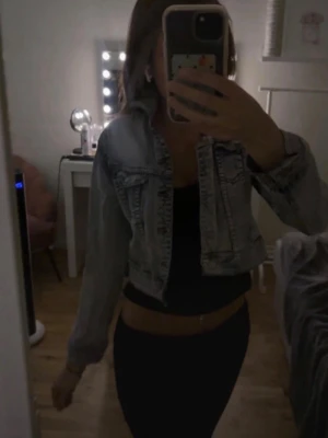 Ljusblå  jeansjacka - En snygg jeansjacka! 