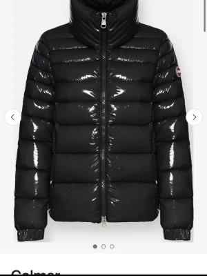Svart glansig dunjacka från Colmar - Gör intressekoll. Snygg svart dunjacka från Colmar med glansig stil. Köpt i vintras så inte använt mkt alls. Säljer pga dålig användning och är sugen på att köpa ny jacka. Nypris 6000kr. Skriv först ej köp nu!! ❤️