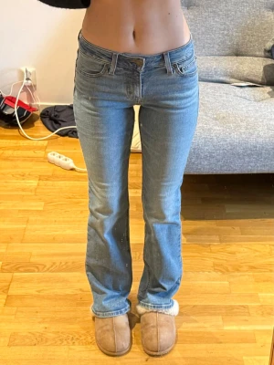 Lågmidjade bootcut jeans Levis - Säljer dessa lågmidjade bootcut jeans från Levis. Storlek W26 L32, midjemått: 35 cm och innerbenslängd: 81 cm. Jag är 168 cm för referens, de är långa på mig. Endast använd en gång och i super fint skick. 635 kr + frakt! Vid fler frågor, etc skriv privat 🙌🏼🩷🫰🏼👌🏼