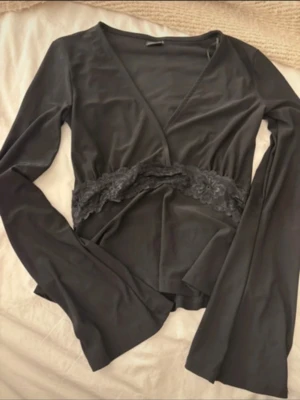 Topp - Använd en gång, tyvärr fått ett hål(se bild 2) men syns inte vid användning