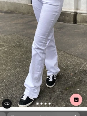 Vita subdued jeans  - vita jeans från subdued, jag säljer för att den e för små men dem har så fin passform o perfekt vit färg de är knappt använda. 😌skriv för egna bilder!