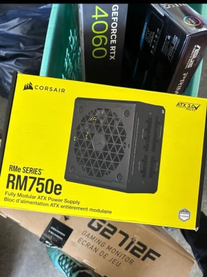 Corsair RM750e modulär nätaggregat - Säljer ett Corsair RM750e nätaggregat på 750W, helt modulärt och anpassat för ATX 3.0. Svart design med tydlig Corsair-logga och flera anslutningsmöjligheter för gamingdatorer eller kraftfulla byggen. Perfekt för dig som vill ha stabil strömförsörjning.