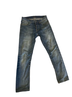 Blå raka jeans med slitningar - Snygga blå jeans med raka ben och coola slitningar på både fram- och baksida. Klassisk femficksmodell med dragkedja och knapp. Jeansen har en tvättad look och passar perfekt till en avslappnad stil. OBS!! Det är lagat i mitten men det är gjort i butik och det syns knappt när man bär dom och det känns inte när man har på sig dom!