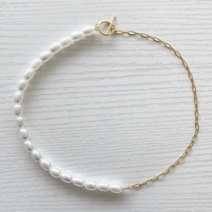 Hälften Kedja, Hälften Vaxad Pärl Halsband  - 🫶🏼 Nytt halsband görs vid varje köp Handgjord av oss Finns matchande armband Går även att designa ett eget smycke Köp sker via DM eller vår hemsida ❤️ #pearlnecklace #pearlnecklaces #pearls #chainnecklace #chainnecklaces #necklace #n