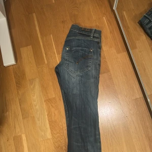 Blå raka jeans med kontrastsöm - Säljer ett par klassiska blå med raka ben och snygga kontrastsömmar på bakfickorna. Jeansen har normal midja och femficksmodell. Perfekta till vardagslooken och passar till det mesta. Materialet är denim i bomull.