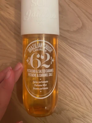 Sol de Janeiro 62 (Största size)  - STÖRSTA SIZE MEN DOCK LITE ANVÄND MEN FORTFARANDE MYCKET KVAR!!! Fräsch body mist från Sol de Janeiro i doften Brazilian Crush Cheirosa 62 med pistage och salt karamell. Flaskan är genomskinlig med gul vätska och har en vit kork. Perfekt för dig som gillar söta och nötiga dofter. 