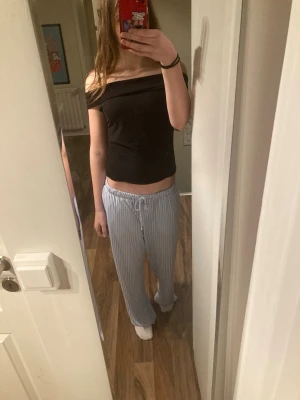 Svart off-shoulder top från Groggy by JBC - En fin svart off-shoulder topp från ett belgiskt märke Groggy by JBC. Står att den är stl M men den är väldigt liten i storleken så skulle säga Xs/S.Jag älskar den här toppen men har bara använt den 2 ggr då den blev för liten. Den är fortfarande i fint skick. Original priset var 200kr. Skriv gärna vid frågor!