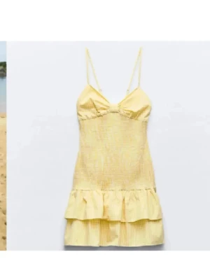 Gul kort klänning med volang - Intressekoll på denna otroligt söta klänning! Kom med prisförslag med inte för lågt 🫰🏼