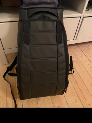 Svart ryggsäck från Douchebags 25L - Säljer en sparsamt använd ryggsäck från märket Douchebag, Db i modellen ”Hugger Backpack 25L Black Out”. Nypris: 2200 kr.