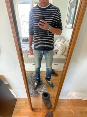 Blå A.P.C Selvedged jeans  - Säljer ett par blå A.P.C SELVEDGED jeans med snygga slitningar och detaljer. PRISET GÅR ATT DISKUTERA. Jeansen har rak passform och klassisk femficksdesign. Perfekta för en avslappnad och trendig look.        Midja: ca 42cm.   Längd: ca 108cm Benöppning: ca 17.5 cm. Skriv bara om du har den minsta funderingen så försöker jag hjälpa dig så gott jag kan 🙌😁😁