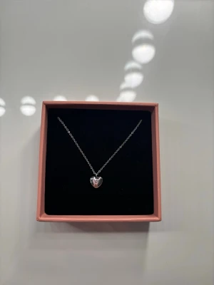 Silverhalsband med hjärthänge Edblad - Helt nytt, aldrig använt!Snyggt silverfärgat halsband från Edblad med ett litet hjärta som hänge. Kedjan är tunn och elegant, och hjärtat har en blank finish. Perfekt accessoar för att lyfta vilken outfit som helst.