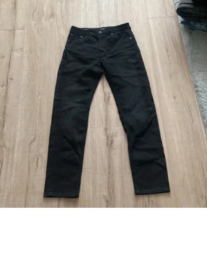 Svarta raka jeans - Ge förslag på pris. Köpte för 400