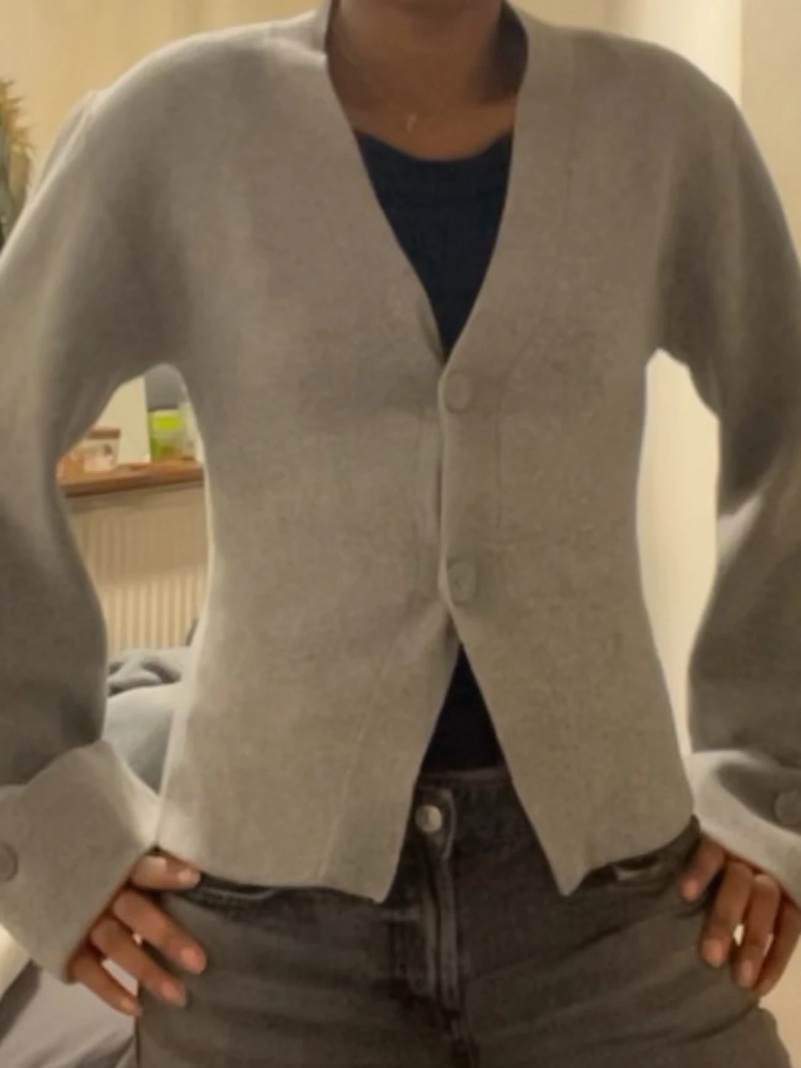 Ljusgrå cropped kofta med knappar - 1