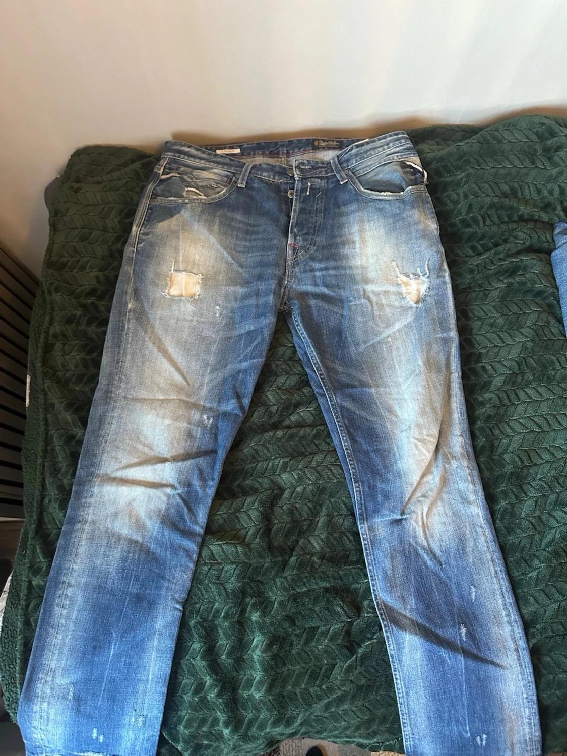 Blå slitna jeans från Replay