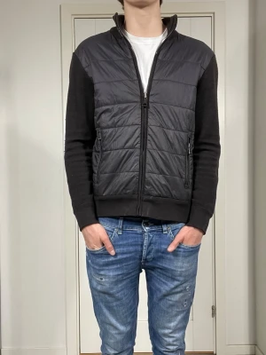 Polo Ralph Lauren Cardigan  - Säljer nu denna Polo Ralph Lauren Cardigan i en mörkgrå/brun färg. Mycket fint skick bortsett från en liten tråddragning, skriv för fler bilder/frågor🙌🏼