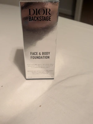 Dior Backstage Face & Body Foundation 2N - Dior Backstage Face & Body Foundation i nyansen 2N.  Råkade nämligen få två stycken exakt likadana och det gick inte att returnera så denna är helt ny och oanvänd. Tycker dock att den är väldigt bra, blir inte kakig och skulle säga att den har medium täckning💕 (Skulle kunna gå ner lite i pris men inte för mycket)