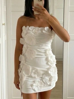 Vit klänning - Supersnygg vit klänning som passar perfekt till studenten och är helt ny med prislappen på. Klänningen har inbyggda vadderade kupor och ett silikonband längst upp. Klänningen är från Fashion Nova och nypris är 1330 kr när jag köpte den. Om du har några frågor eller vill se fler bilder på klänningen är det bara att höra av sig! 💕