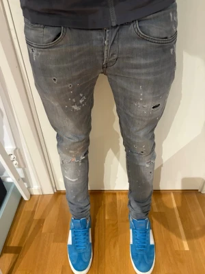 Dondup jeans - Säljer dessa tvär feta dondup jeans | Modell: George | Storlek 32 | Bra skick, slitningarna är design | Väldigt eftertraktade jeans | Skriv vid minsta fråga eller fundering 🤝