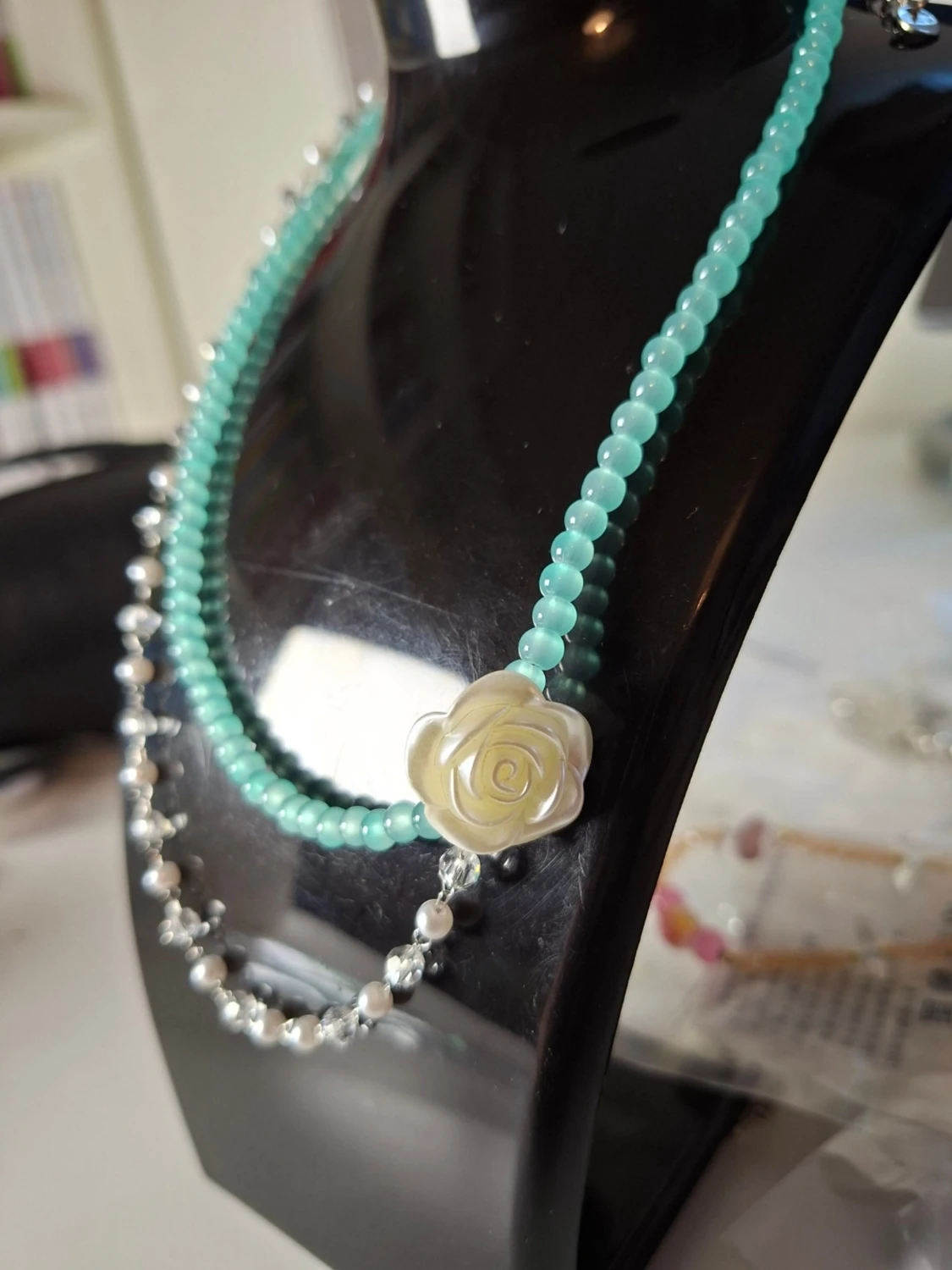 Dubbelhalsband med pärlor och ros - 1