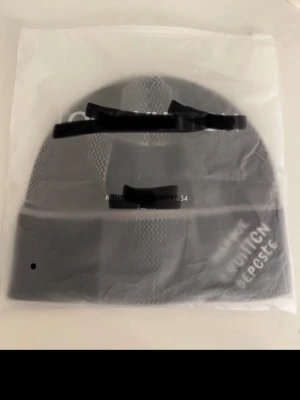 Grå mössa - Snygg mössa i mörkblått och grått med rutigt och småmönstrat stickat mönster. Mössan har en uppvikt kant och en diskret logga framtill. Perfekt accessoar för att hålla värmen och ge din outfit en cool touch. , för mer information skriv till mig privat