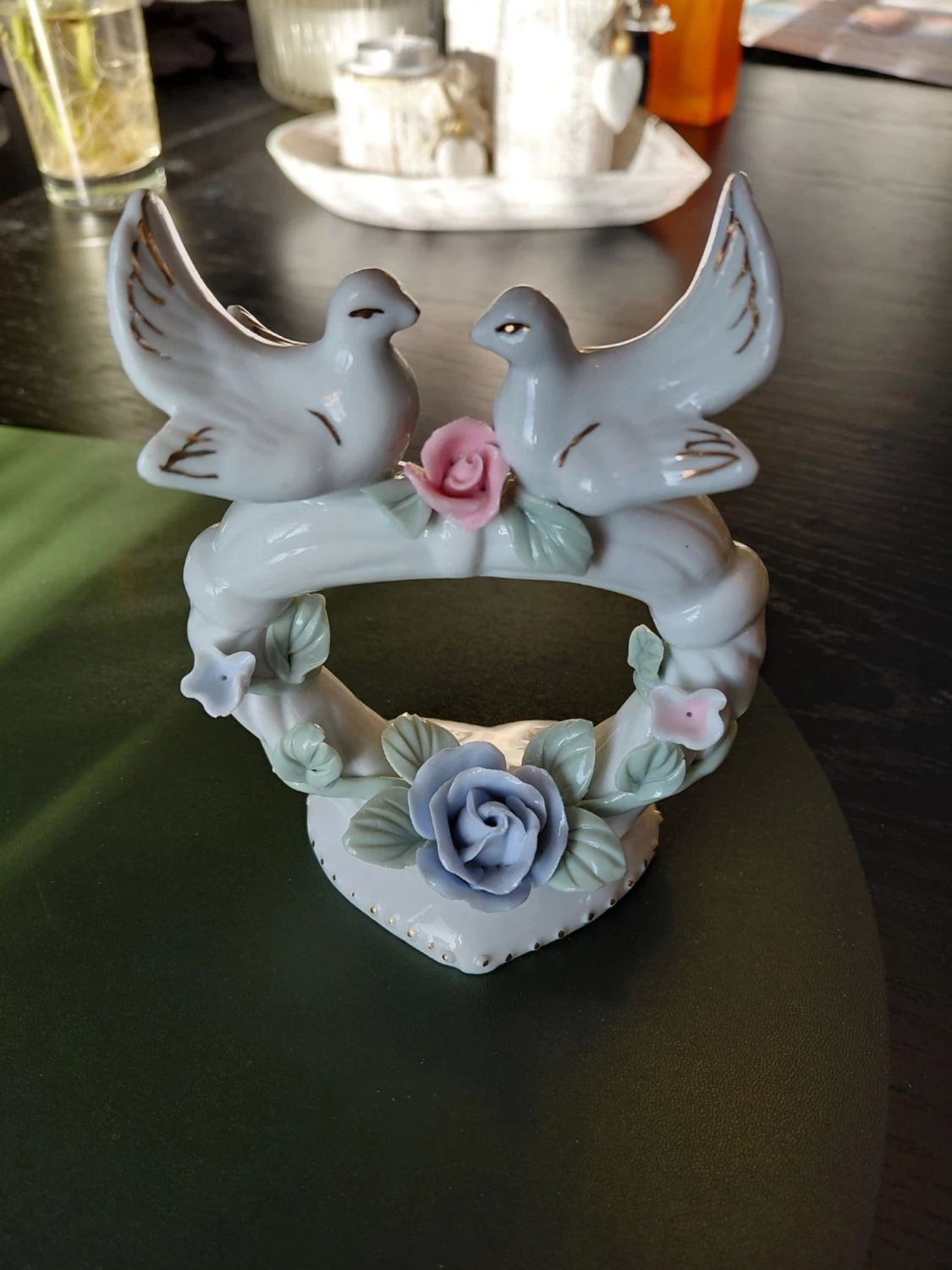 Porslinsprydnad med duvor och blommor