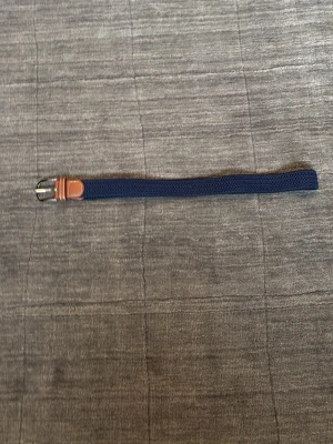 Marinblått flätat skärp - Marinblått flätat skärp. Passar till alla kläder o tillfällen! Hör av dig vid minsta intresse