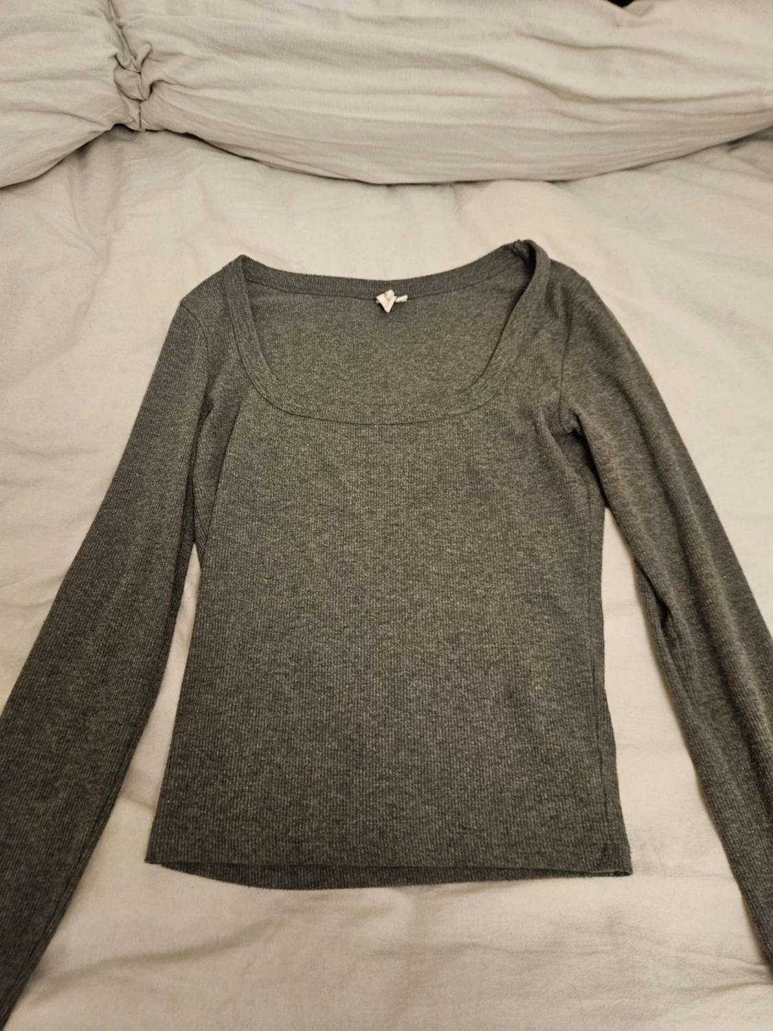 Mörkgrå ribbad topp från Nelly - 2