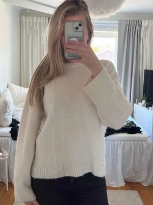 Vit stickad  - Säljer en vit stickad tröja från Gina 🙌🏼 tröjan har tecken på andvändning, fläckar på baksidan (se sista bilderna) därav priset 💗