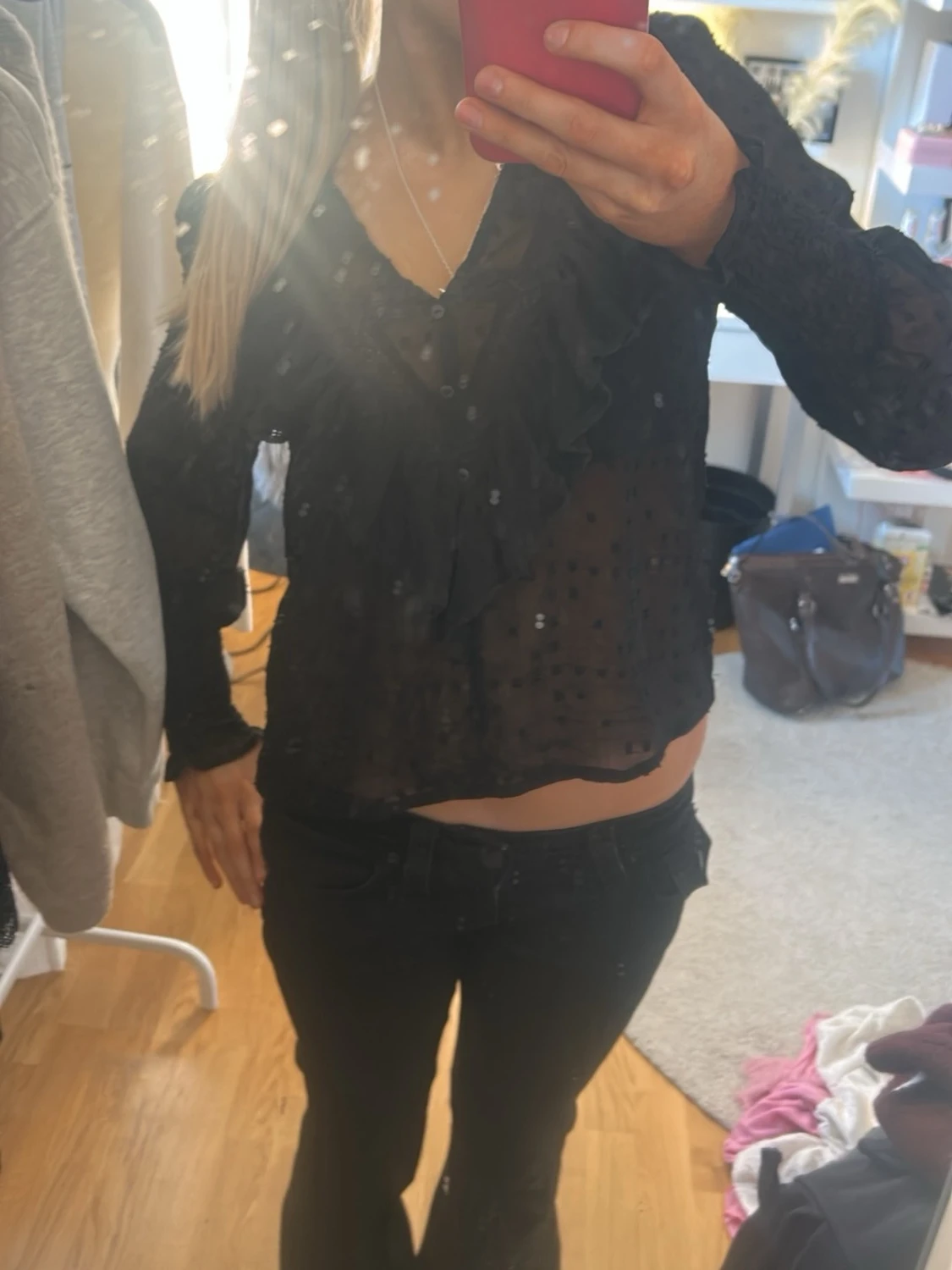 Svart transparent blus med volanger