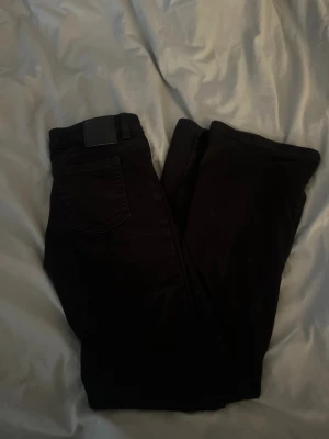 Svarta bootcut jeans  - Säljer ett par svarta bootcut jeans från bik bok. Materialet är stretchigt och formar sig fint, passar perfekt till en trendig vardagslook.