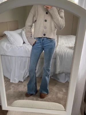 Blå bootcut jeans  - Blå bootcut och lowwaist jeans från Monki!💞Storlek 24/32!