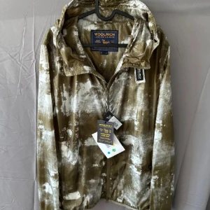 Woolrich windbreaker grön - Woolrich Windbreaker i olivgrön färg. En perfekt jacka för våren samt kallare sommardagar. Jackan är i princip helt ny, endast använd ett fåtal gånger. Tyvärr är tagsen inte kvar. Jag säljer jackan eftersom jag aldrig använder den. Storlek är XL men sitter som en L. Nypris på jackan ligger runr 4000 kr. Vid frågor och funderingarna skriv gärna!