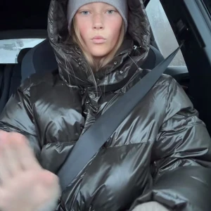 Grön Massimo Dutti jacka  - Säljer en helt oanvänd med prislapp kvar! Snygg olivgrön pufferjacka med hög krage och stora fickor framtill. Helt slutsåld och säljer då jag köpte fel storlek och inte hann lämna tillbaka o byta. Jackan har en modern, oversized passform. Nypris var mellan 3000-4000kr💕