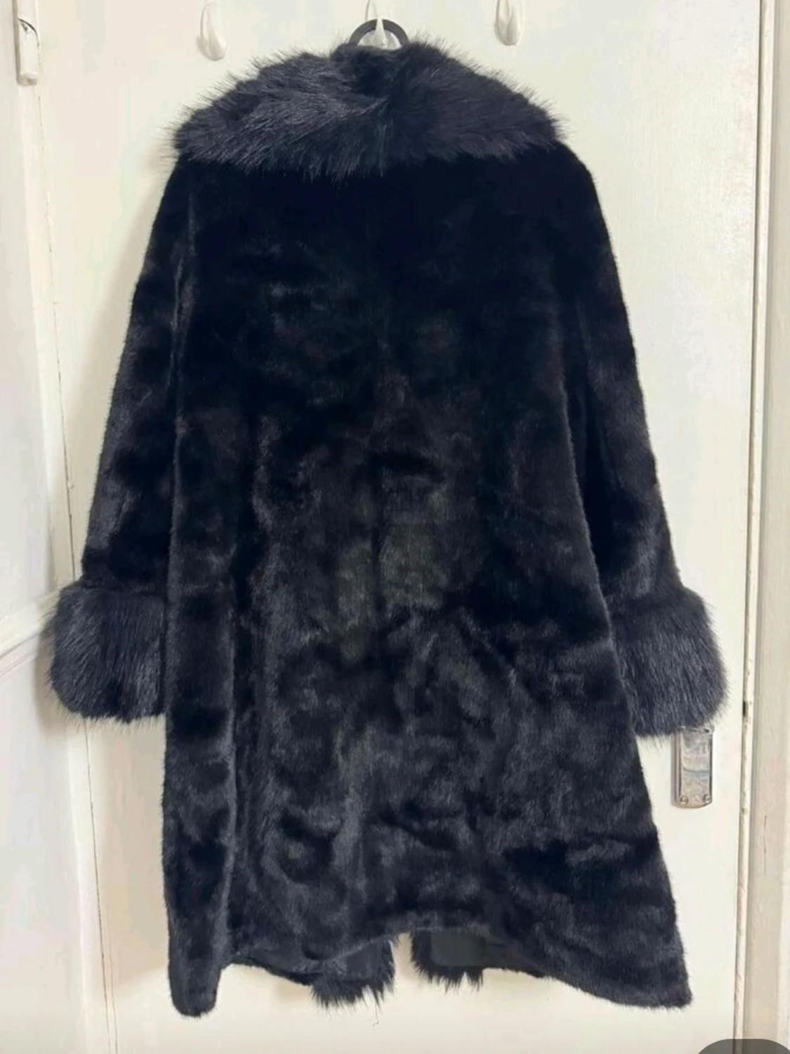 Svart fuskpäls kappa med bred krage - 1