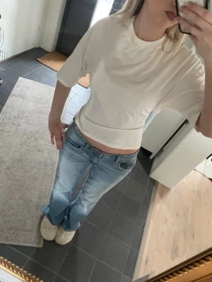 Nelly open back Tie Tee  - Jättefin Tie Tee från Nelly, nästan aldrig använd för den va inte för mig 💞 Storlek XS, har också fått lite smink på halsen men tror det går bort i tvätt