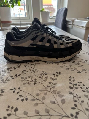 Nike P-6000 - Svart/Grå , 44 - Sällsynt färgkombination som inte syns ofta! Väldigt bra skick, väl omhändertagna och knappt använda. Stilren och unik design med klassisk Nike P-6000-siluett. Perfekta för samlare eller sneakerheads som vill sticka ut. Storlek 45(passar som 44) 
