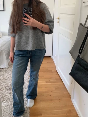 Blå bootcut jeans med mellantvätt - Säljer ett par blå bootcut jeans med mellantvätt och klassisk femficksmodell. Jeansen har normal midja och lätt utsvängda ben. Perfekta för en avslappnad och trendig look. Uppsydda så dem passar mig som är 160. Skriv om ni behöver fler bilder eller har några frågor 💗