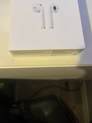 AirPods  - Säljer ett par äkta AirPods, högra airpodens batteri är helt usel och funkar inte men vänster funkar perfekt och batteriet håller 3-4 timmar ungefär. Pris kan diskuteras 
