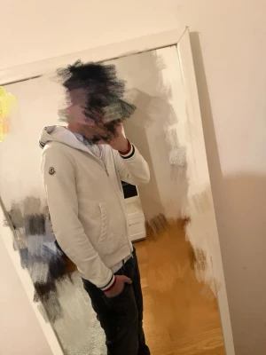 Vit hoodie från Moncler med dragkedja - Snygg vit hoodie från Moncler med dragkedja framtill och huva.                            Tar också emot byten, letar efter en moose knuckle Bunny i storlek S/M !