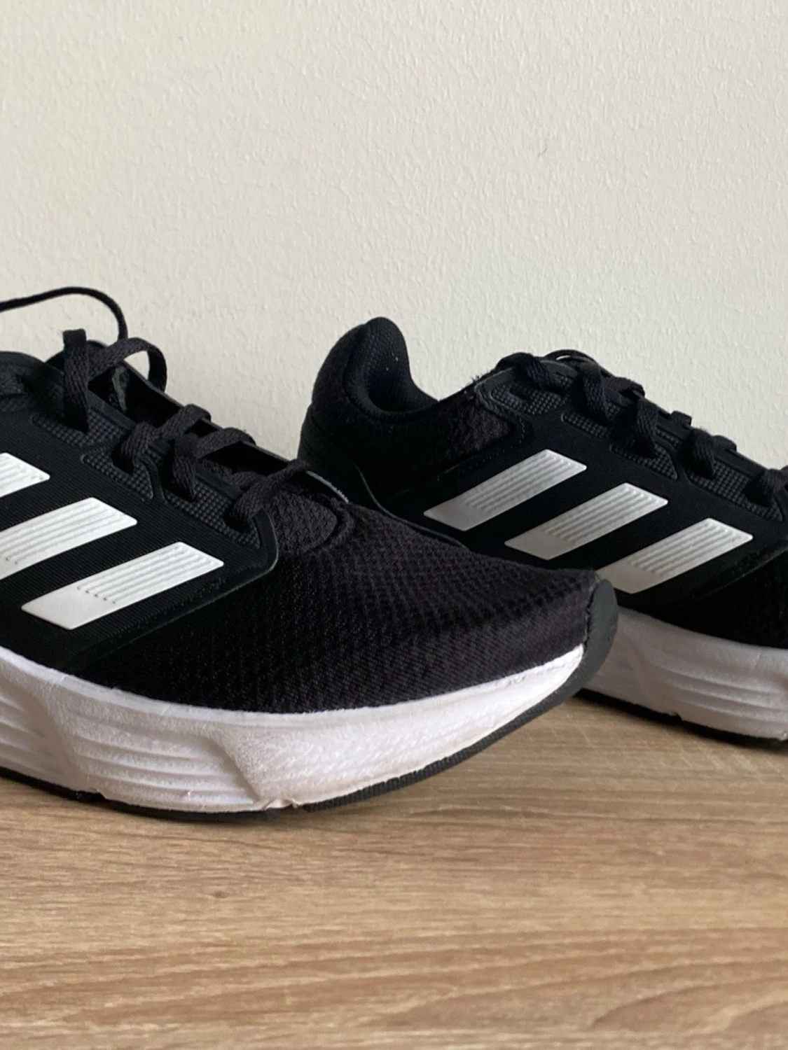Svarta Adidas med vita ränder - 2