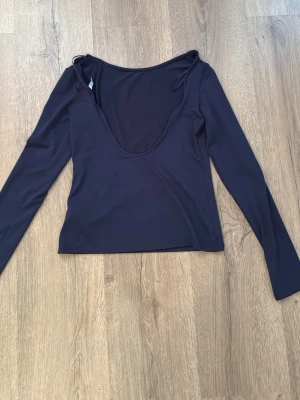 Mörkblå tröja från Weekday - Fint skick! Stl S