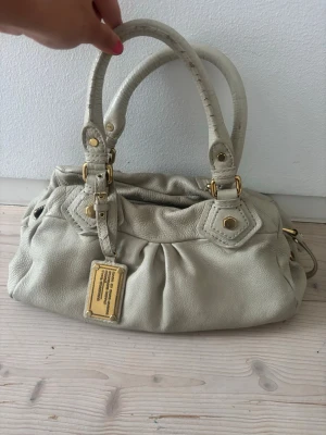 Beige handväska från Marc by Marc Jacobs - Snygg väska från Marc Jacobs, lite slitet vid handlagen men annars i bra skick