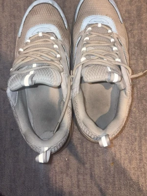 Vita skor - Säljer dessa eftersom använder ej längre